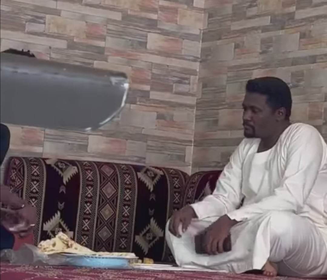 شاهد بالصورة والفيديو.. خلال برنامج كاميرا خفية.. مقيم سوداني بالسعودية يضرب أروع الأمثال في الكرم رغم استفزازه ومحاولة إخراجه عن طوره بأخذ طعامه من طاولته 10 336302698 898893541287716 7655387014314670908 n