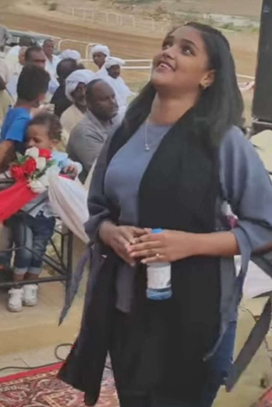 شاهد بالصورة والفيديو.. حسناء سودانية فائقة الجمال تقتحم حفل للفنانة أفراح عصام وتقدم فاصل من الرقص المثير والمطربة تبدي دهشتها وإعجابها بها 10 336325700 244290151282274 8404805893687022238 n