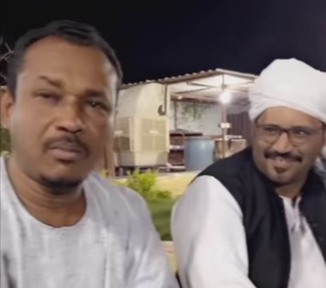 شاهد بالفيديو.. مواطن سوداني يشرح لناشط سعودي سر العمامة السودانية: الرجال يلبسون "العمة" بطول الكفن ليستروهم بها إذا ماتوا فجأة والنساء يرتدين خاتم من الذهب لنفس السبب 10 338418766 987796372380288 6602630874548484837 n