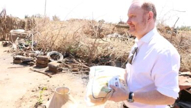 السفير الأمريكي يوزع