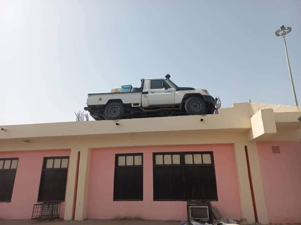 سيارة في السطح ميناء سواكن