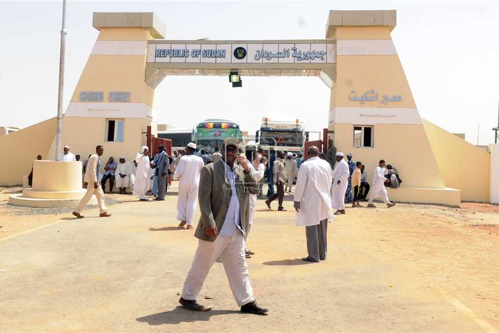 شاهد بالفيديو.. سفير السودان بالقاهرة يحذر المواطنين من الوصول إلى معبر أرقين دون تأشيرة دخول لمصر ويرد على التساؤولات المطروحة: (هل قدمت الحكومة المصرية تسهيلات بشأن الجوازات المنتهية؟) 10 معبر ارقين