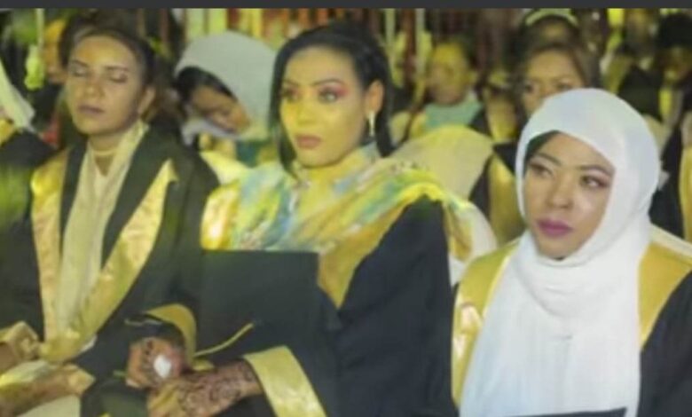 شاهد بالفيديو.. في لمسة وفاء جميلة.. طلاب وطالبات سودانيون يقومون بتخريج زميلتهم التي توفيت قبل أيام من حفل تخرجها من الجامعة وكأنها معهم 1 329253093 919465606053512 2565248968153839699 n