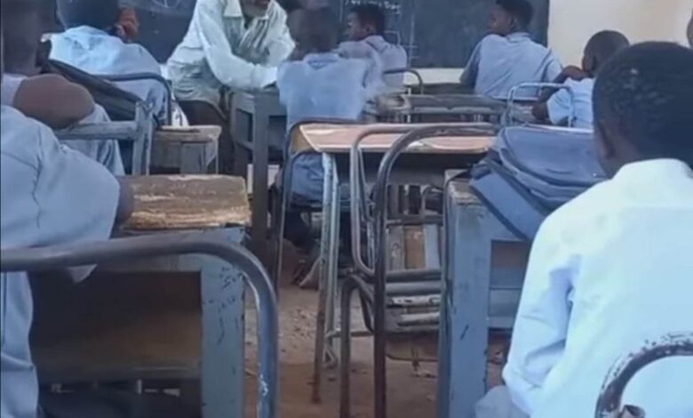 شاهد بالصورة والفيديو.. معلم سوداني يقدم على تصرفات مشينة تجاه تلاميذه ويضربهم بتهور ومتابعون يطالبون وزارة التعليم بفصله قبل أن يرتكب كارثة في الطلاب 1 339260552 1019543042348302 8723064492663247121 n