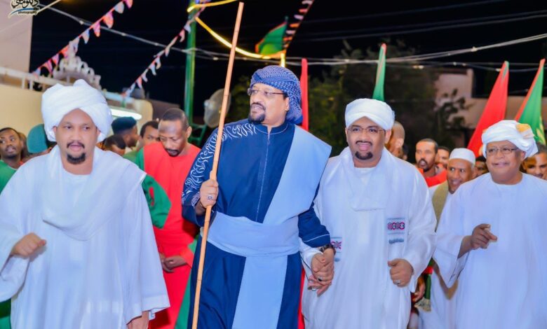 شاهد بالصور.. بـ(الأحضان) شيخ الأمين يستقبل مشايخ الطرق الصوفية بمسيده ويقيم لهم افطاراً كبيراً 1 339757966 172224852356764 214188921657915445 n