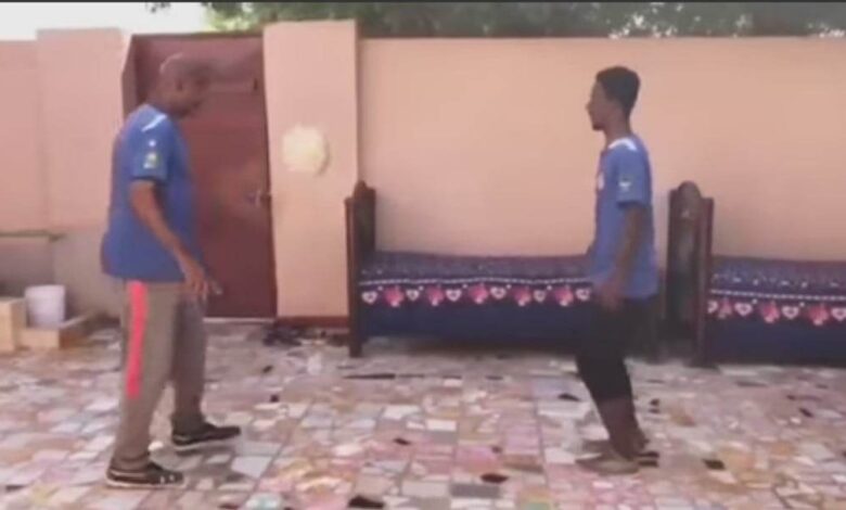 شاهد بالصورة والفيديو.. بشعار فريق الهلال.. أب سوداني يستعرض مهاراته في كرة القدم مع إبنه الشاب داخل "حوش" منزلهم والإشادات تنهال عليه 1 340218104 222428970374266 3150096040090490447 n