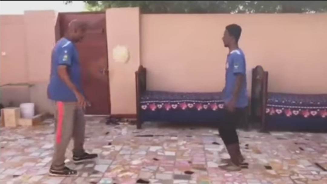 شاهد بالصورة والفيديو.. بشعار فريق الهلال.. أب سوداني يستعرض مهاراته في كرة القدم مع إبنه الشاب داخل "حوش" منزلهم والإشادات تنهال عليه 10 340218104 222428970374266 3150096040090490447 n