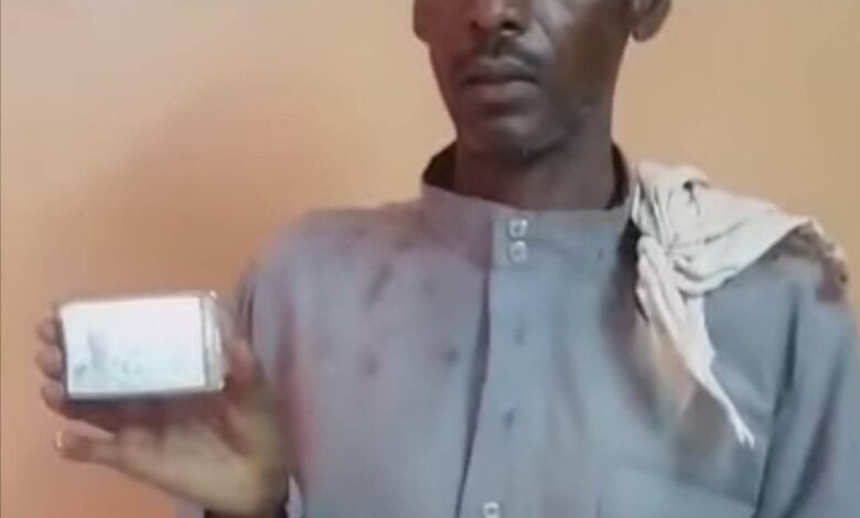 شاهد بالصورة والفيديو.. من داخل معسكر كرري.. نقيب بالدعم السريع يكشف عن تفاصيل مهمة بعد أن القت الاستخبارات العسكرية القبض عليه وهو هارباً 1 340542526 125416063846331 297498353180506292 n