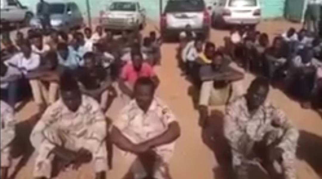 شاهد بالصورة والفيديو.. ضابط بالجيش السوداني يخاطب العشرات من أسرى الدعم السريع بأحترام كبير ويطالب بنقل الجرحى بسيارات الجيش لمستشفى السلاح الطبي على الفور 10 340927569 969446777558740 7185051978446911076 n