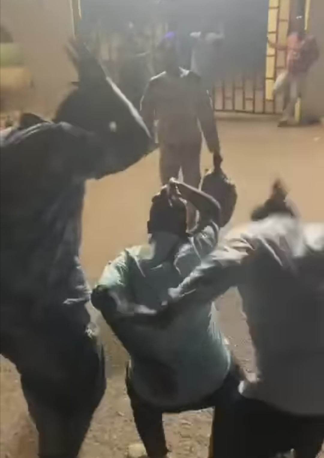 شاهد الفيديو الذي حقق أعلى نسبة مشاهدات على مواقع التواصل.. جنود بالجيش السوداني يستقبلون زميلهم الطيار الذي قام بقصف مواقع الدعم السريع استقبال الأبطال ويحتفلون معه بشكل هستيري 10 341019225 1564085367419490 2114111060309264441 n