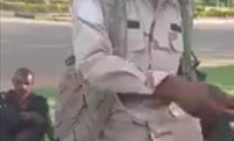 شاهد بالصورة والفيديو.. ضابط بالدعم السريع يحصل على إشادات واسعة بعد معاملته الطيبة لأسرى القوات المسلحة: (أنتم أخواننا وفي ضيافتنا ولن نؤذيكم وسنسلمكم لأهلكم فور انتهاء الاشتباكات) 1 341101088 6613722835328003 2128996118900788796 n