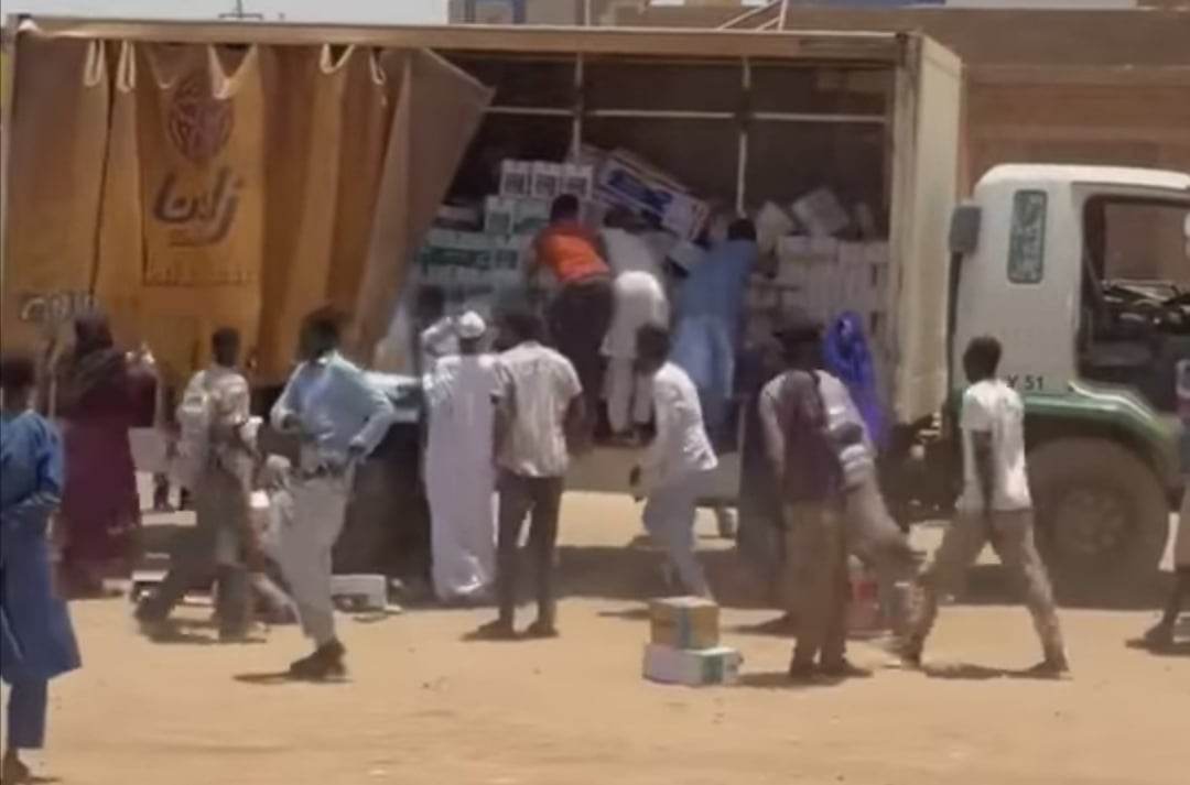 شاهد بالصورة والفيديو.. في السودان.. مواطنون يقومون بنهب دفار إحدى الشركات في وضح النهار وأمام المارة ويسرقون منه الدقيق والمواد الغذائية ومتابعون: (الظروف صعبة والقادم أسوأ من كدة) 10 341339132 1275214610038271 961029910467497023 n