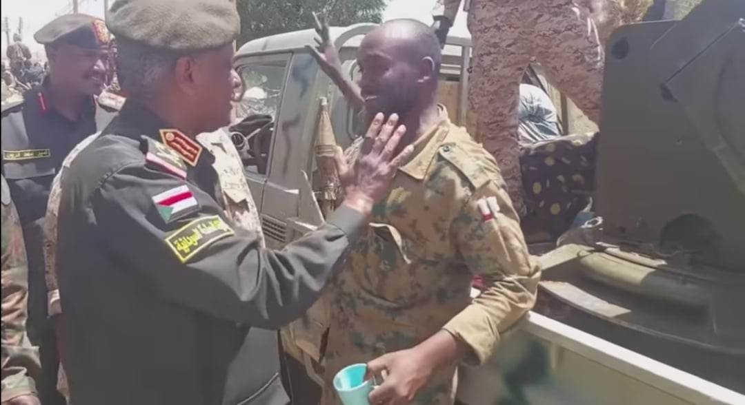 شاهد بالصورة والفيديو.. بروح معنوية عالية.. مقاتل بالجيش السوداني يخاطب الفريق أول ياسر العطا: (يا جيناكم جثث يا خشينا ليهم) 10 341691757 112214341855277 8878860419474724910 n