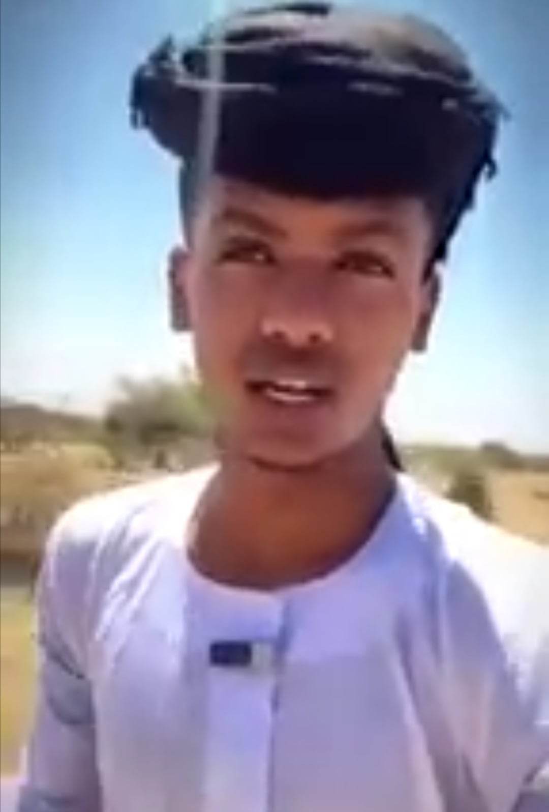 شاهد بالفيديو.. شاب سوداني من سكان ولاية الجزيرة ينافس حاتم الطائي في الكرم.. يتكفل بنقل القادمين من الخرطوم إلى قريته ويبدي غضبه الشديد من جيرانه: (عاوزين يسرقوا الضيوف مني ويكرموهم بدلاً عني) 10 341692899 1273872146857940 4453919488617008219 n