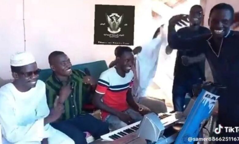 شاهد بالصورة والفيديو.. شباب سودانيون يرقصون ويؤلفون أغنية يسخرون فيها من قوات الدعم السريع بعد هروبها: (الدعامة صيجوا الدعامة كبروها.. حميدتي جدع الكاكي حميدتي كبرا بالملكي) 1 341776270 2247184875468167 1247677884428618286 n
