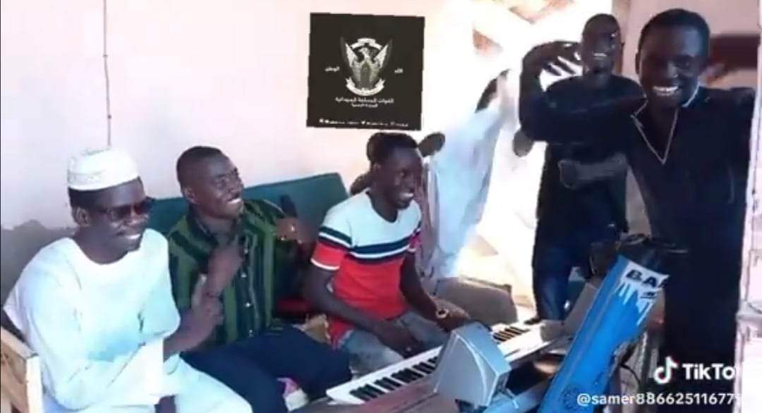 شاهد بالصورة والفيديو.. شباب سودانيون يرقصون ويؤلفون أغنية يسخرون فيها من قوات الدعم السريع بعد هروبها: (الدعامة صيجوا الدعامة كبروها.. حميدتي جدع الكاكي حميدتي كبرا بالملكي) 10 341776270 2247184875468167 1247677884428618286 n