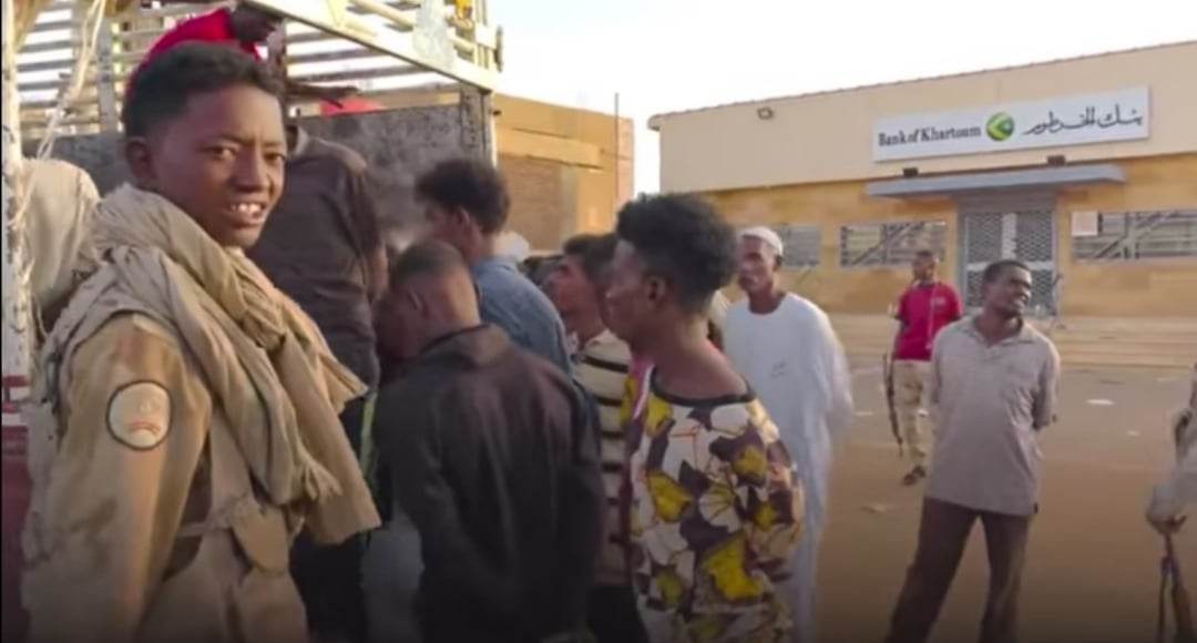 شاهد بالصورة والفيديو.. القبض على اللصوص الذين قاموا بنهب وسرقة أحد فروع بنك الخرطوم بمنطقة سوبا ومفاجأة غير متوقعة تنفجر لحظة القبض عليهم 10 341801878 616523873850016 7072698138300736709 n