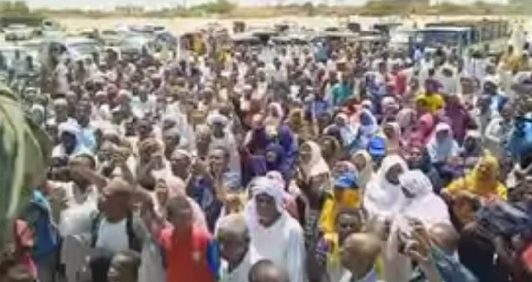 شاهد بالصورة والفيديو.. رجال ونساء مدينة عطبرة يخرجون في مسيرة تضامنية مع قوات الشعب المسلحة ويهتفون: (معليش معليش عندنا جيش وجيش بالجد) 10 342034725 749788286881126 7609028895370661184 n