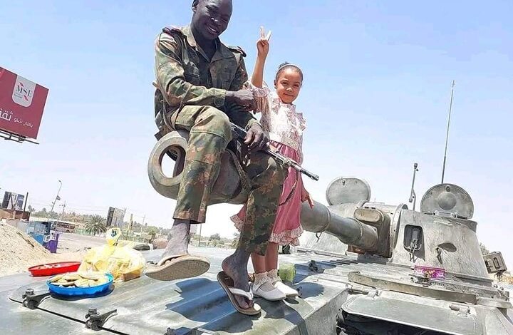 شاهد بالصورة.. طفلة سودانية تصعد أعلى "الدبابة" لتحتفل مع جنود الجيش بانتصاراتهم على الدعم السريع 1 342841275 542707098056309 7584284667723557021 n