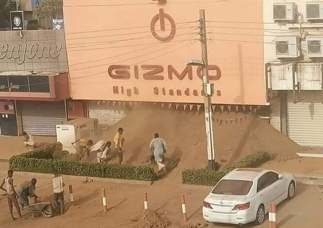 شاهد بالصورة.. صاحب شركة سوداني يقوم بإغلاق شركته ودفنها بالتراب خوفاً على ممتلكاته من النهب والسرقة 1 343224235 1244047196515331 6616077462140636311 n