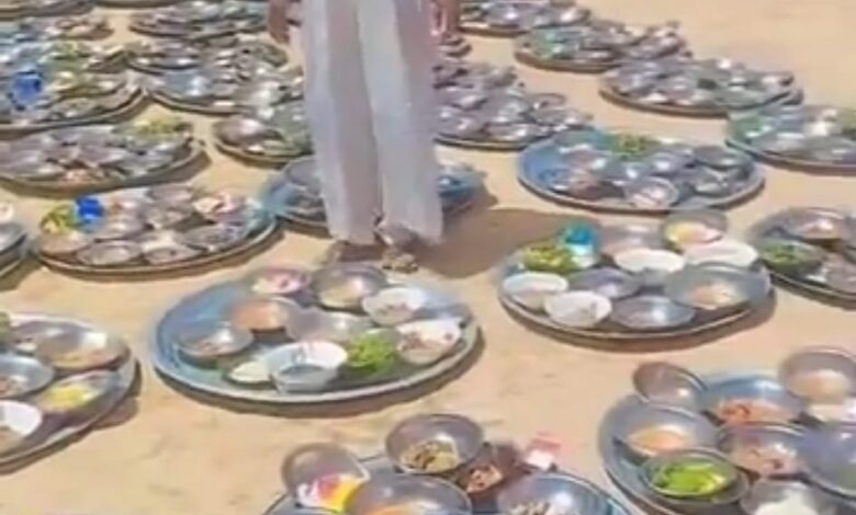 شاهد بالصور والفيديو.. أهالي مدينة الدبة يجهزون أضخم الوجبات للمواطنين القادمين من الخرطوم والمشرف على الوجبات يصرح: (جاهزين نكفي كل السودان والناس قالت الكرم في الجزيرة تعالوا شوفوا الكرم هنا) 1 343438555 933441541224122 5984453771080072695 n