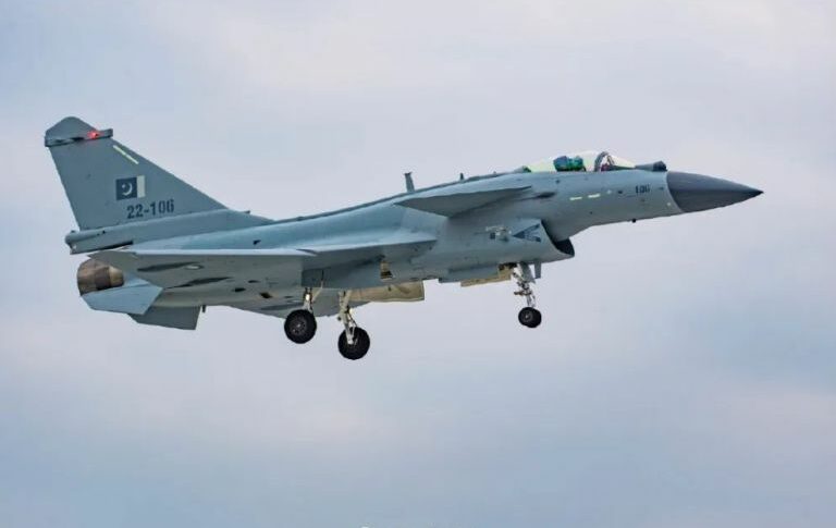 شاهد بالفيديو.. هروب أفراد من الدعم السريع وتركهم لسياراتهم بعد سماعهم صوت طائرة عسكرية في سماء الخرطوم 10 J 10CE fighter jet 768x485 1