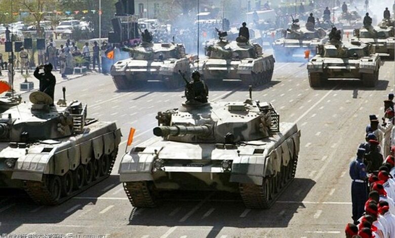 شاهد بالفيديو.. من طرائف الاشتباكات في السودان.. بقرار سريع وذكي مواطن سوداني ينجو بسيارته من أمام دبابة عسكرية في آخر لحظة ومتابعون: (صاحب اسرع قرار في التاريخ) 1 qUIjy