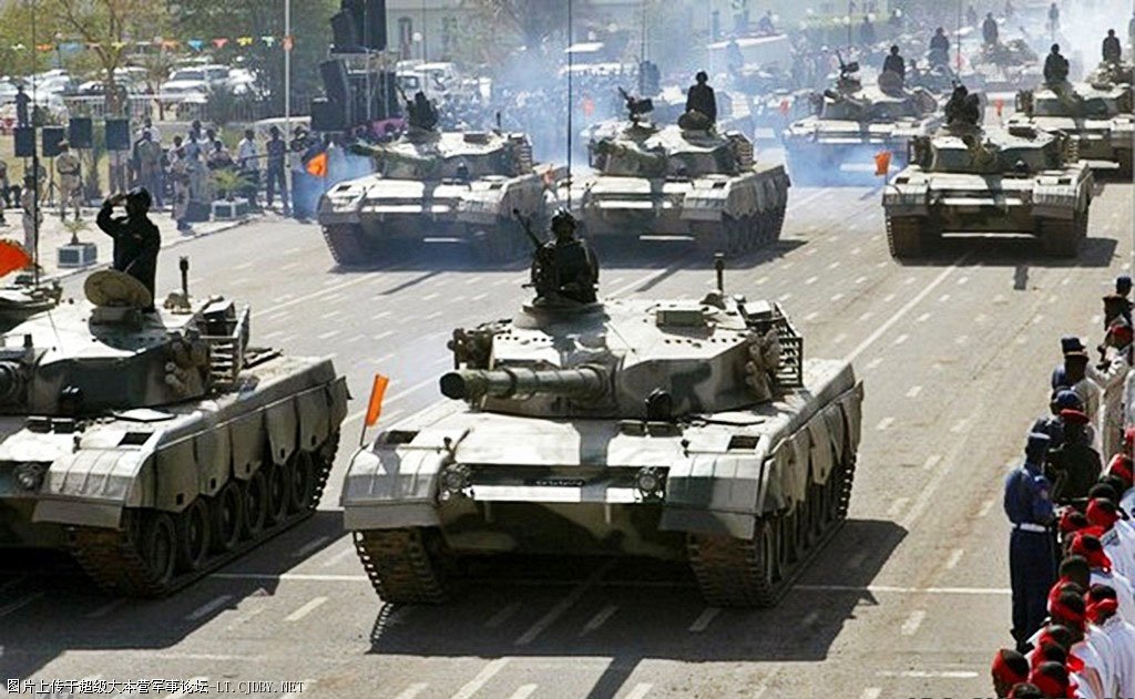 شاهد بالفيديو.. من طرائف الاشتباكات في السودان.. بقرار سريع وذكي مواطن سوداني ينجو بسيارته من أمام دبابة عسكرية في آخر لحظة ومتابعون: (صاحب اسرع قرار في التاريخ) 10 qUIjy