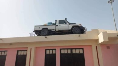 سيارة في السطح ميناء سواكن