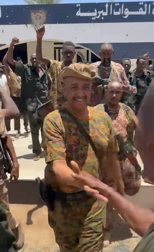 ظهور رئيس مجلس السيادة القائد العام للقوات المسلحة الفريق أول ركن عبدالفتاح البرهان في جولة لجنود القوات المسلحة في القيادة العامة 10 البرهان