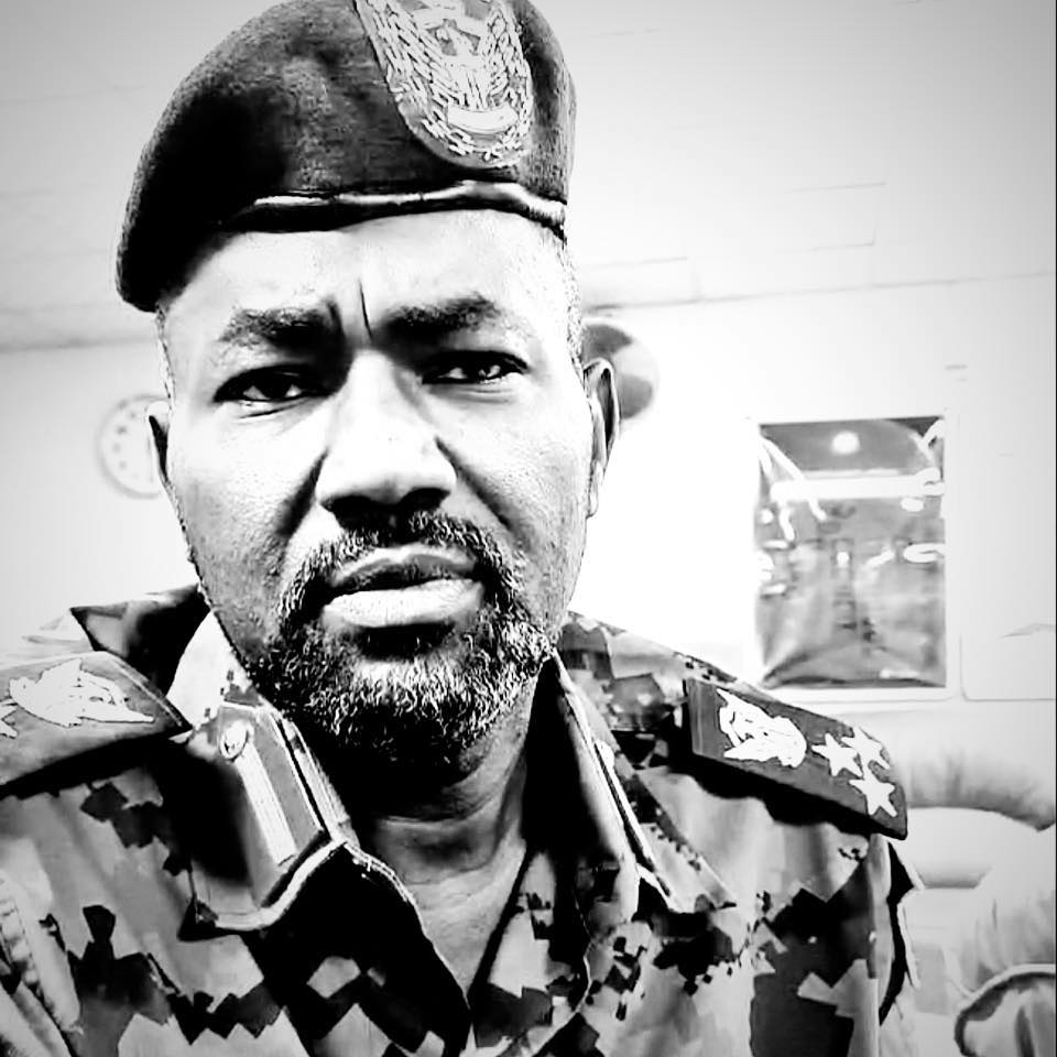 شاهد بالفيديو.. ممثل سوداني يقلد العميد طبيب طارق الهادي بطريقة ساخرة وجمهور مواقع التواصل يهاجمه ويصفه بالفاشل 10 طارق الهادي