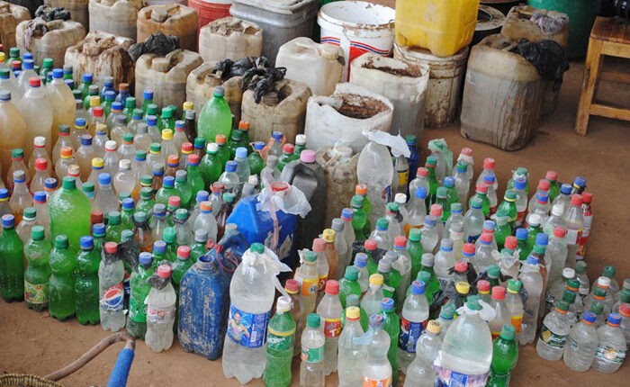 شاهد بالفيديو.. مواطنون بالخرطوم يبيدون خمورا "عرقي" وجدت في منازل كان تحتلها قوات من الدعم السريع 10 عرقي