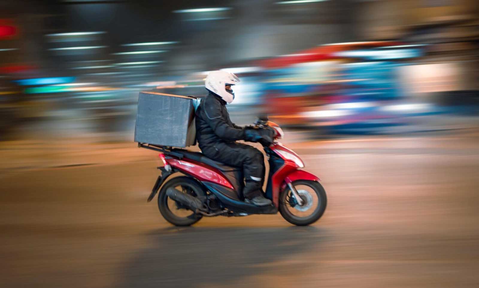 ضربوه بـ شومة.. 3 أشخاص يعتدون على عامل ديلفرى لسرقته 10 موتر دليفري