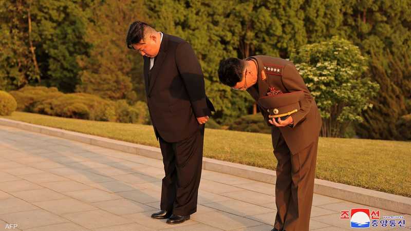 أمر غير مسبوق.. كيم جونغ أون "ينحني" لهذا الرجل 10 1 1623517