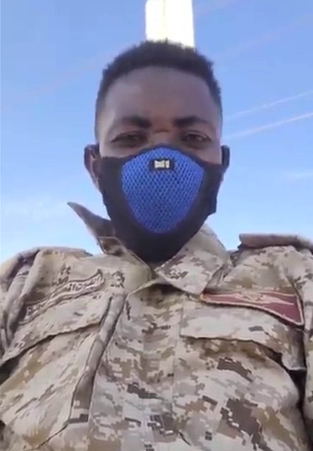 شاهد بالصورة والفيديو.. جندي بالجيش السوداني يسخر من حميدتي ومن الأغنية التي تم تأليفها له: (انت بديت بأهلك عشان ما عندك وطنية) 10 336299177 136554459319158 2120906090410167896 n