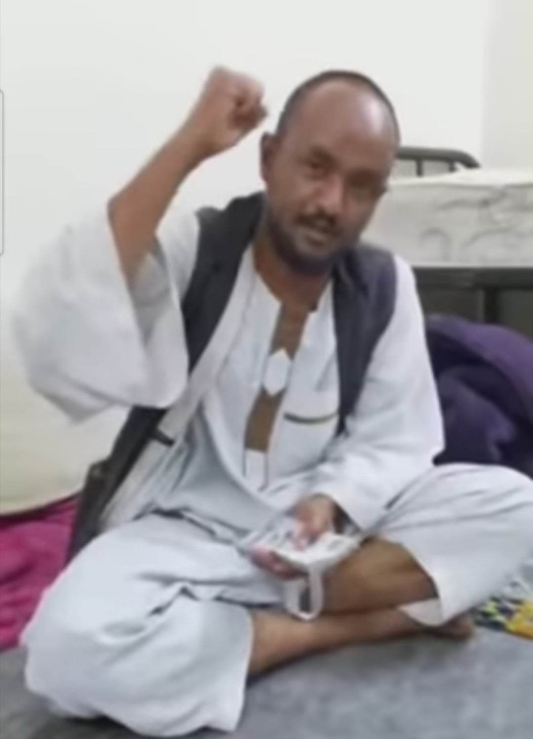 شاهد بالصورة والفيديو.. مغترب سوداني بالسعودية يتبرع للجيش بمبلغ 30 ألف ريال سعودي لشراء لحوم للمقاتلين تعينهم على قهر العدو ويتبرع بمبلغ 100 ريال فقط للدعم السريع ليشتروا بها عدس لجنودهم 10 342335407 615896830581031 4932858799284387985 n