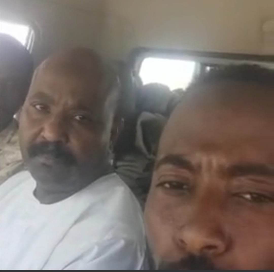 شاهد بالصورة والفيديو.. وسط سخرية المتابعين.. أفراد بالدعم السريع يعتقلون رجل من الشارع يرتدي "جلابية" يزعمون أنه الطيار الذي يقوم بقصفهم وتدميرهم 10 342371998 913081449985493 2535279271688137835 n