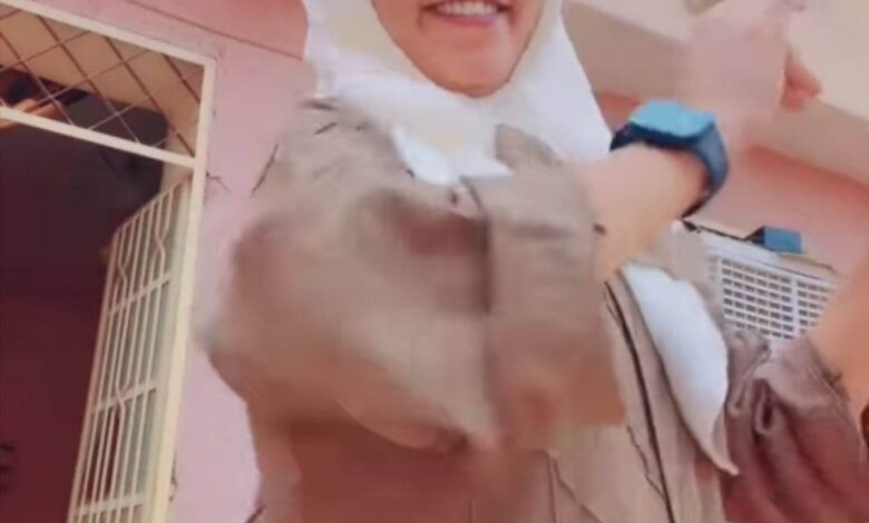 شاهد بالصورة والفيديو.. فنانة سودانية تقدم فاصل من الرقص المثير على أصوات الذخيرة والرصاص المشتعل خارج منزلها 1 343925843 103945902696175 4259816199536874725 n