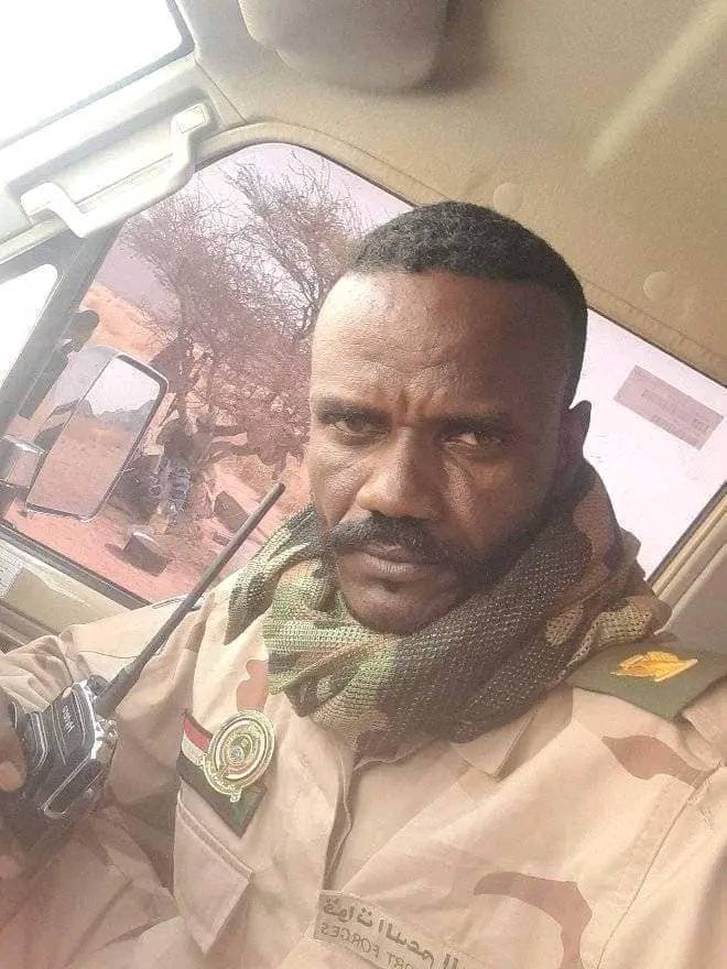 شاهد بالصور.. ضابط بالدعم السريع يظهر في كل إطلالة برتبة عسكرية جديدة.. ظهر قبل أقل من سنتين برتبة نقيب وفاجأ الجميع مع بداية الحرب وهو برتبة عقيد وساخرون: (شكلك بترقي نفسك براك) 4 344206424 212730411469453 5457379415931505525 n