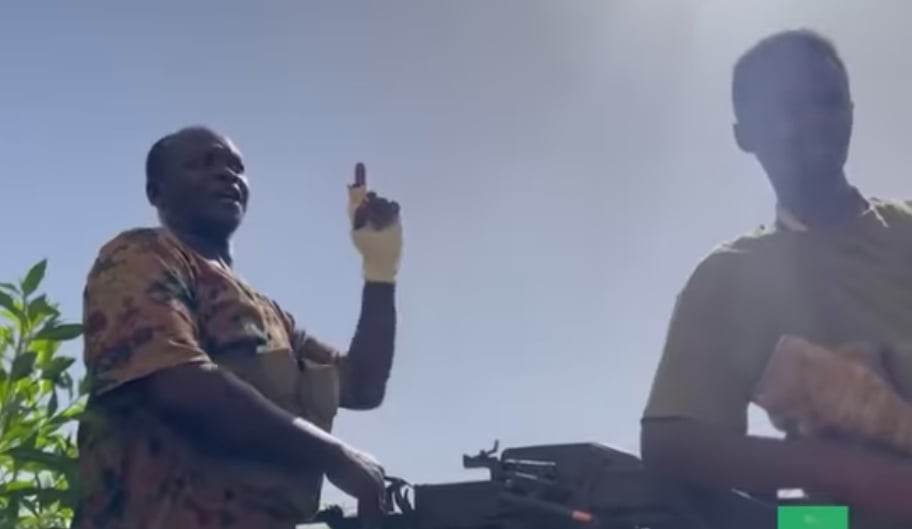 شاهد بالصورة والفيديو.. ضابط صف بالجيش السوداني يحمل السلاح ويواصل القتال رغم إصابته في يده ويقول: (إذا قطعوا يدي الثانية لن أتوقف وسأقاتل حتى ولو بالكلام) 10 344582985 1262568804466516 9201064968410541587 n