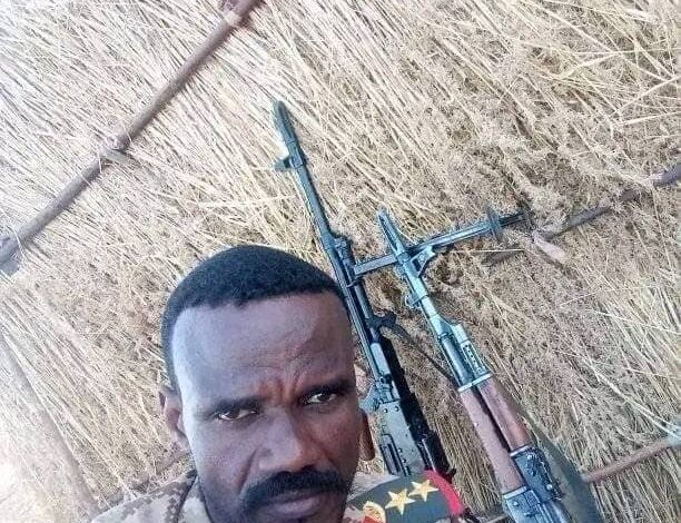 شاهد بالصور.. ضابط بالدعم السريع يظهر في كل إطلالة برتبة عسكرية جديدة.. ظهر قبل أقل من سنتين برتبة نقيب وفاجأ الجميع مع بداية الحرب وهو برتبة عقيد وساخرون: (شكلك بترقي نفسك براك) 1 344718245 2009495136061658 4725753232767786678 n