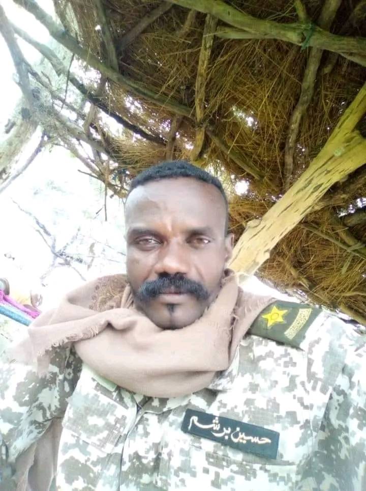 شاهد بالصور.. ضابط بالدعم السريع يظهر في كل إطلالة برتبة عسكرية جديدة.. ظهر قبل أقل من سنتين برتبة نقيب وفاجأ الجميع مع بداية الحرب وهو برتبة عقيد وساخرون: (شكلك بترقي نفسك براك) 3 344724426 1180503755946195 6470050919131397847 n