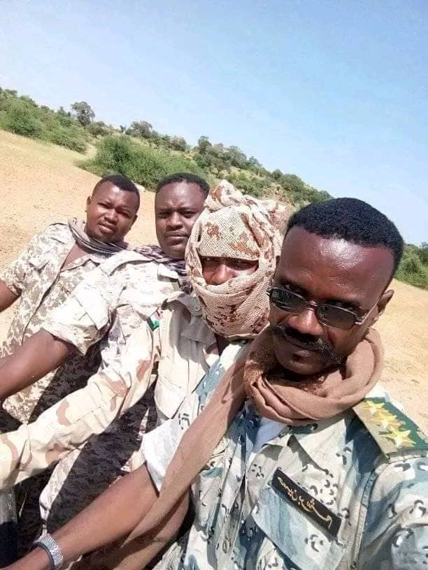 شاهد بالصور.. ضابط بالدعم السريع يظهر في كل إطلالة برتبة عسكرية جديدة.. ظهر قبل أقل من سنتين برتبة نقيب وفاجأ الجميع مع بداية الحرب وهو برتبة عقيد وساخرون: (شكلك بترقي نفسك براك) 2 344728284 1923147974720098 6559395914865365916 n