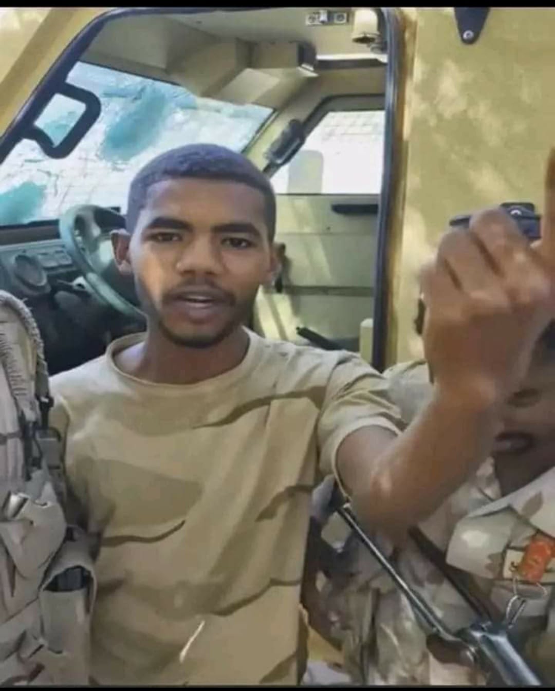 شاهد بالفيديو.. شاعر الدعم السريع يتحدث عن واقعة نهب أفراد من "الدعامة" لسيارة إمرأة بالخرطوم تحت أنظار المواطنين 10 345251653 654190093214337 4399435280065053651 n