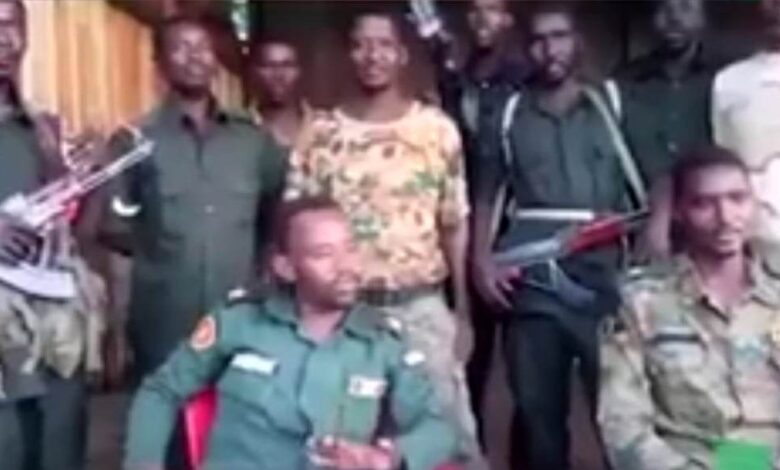 شاهد بالصورة والفيديو.. ملازم بالجيش السوداني يقدم محاضرة قوية يحمس بها زملائه ويرفع من روحهم المعنوية قبل المعركة (سندافع عن هذا الوطن وعن شعار الجيش حتى نموت) 1 345703559 591936416047343 8429075614816167608 n