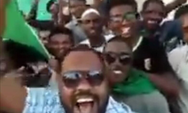 شاهد بالصورة والفيديو.. شاب سوداني يغني أغنية وطنية داخل إحدى الأسواق ويتفاجأ بعد لحظات بالعشرات من المواطنون يقفون خلفه ويرددون معه ومتابعون: (هذا الشعب لا يجب أن يكون حزيناً) 1 345895194 570687048523355 7751455025984579285 n