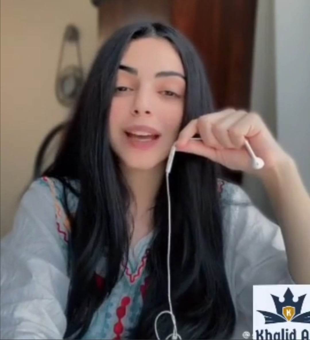 شاهد بالصورة والفيديو.. حسناء عربية فائقة الجمال تدعم الشعب السوداني في محنته وتغني له: (نحفظ السودان في هذه القلوب..نفدتيه من شمال أو جنوب) 10 349669163 624012753090228 2337004587174069477 n