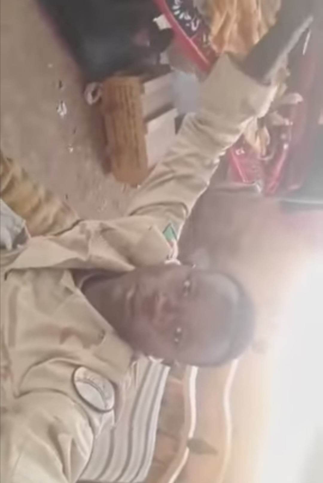 شاهد بالصورة والفيديو.. جندي بالدعم السريع يرقص ويتفاعل على أنغام أغنية (حميدتي جدع الكاكي والدعامة كبروها ) وجمهور مواقع التواصل يسخر (لما تكون لاحافظ ولافاهم) 10 349939122 740084774784189 758643362460388022 n