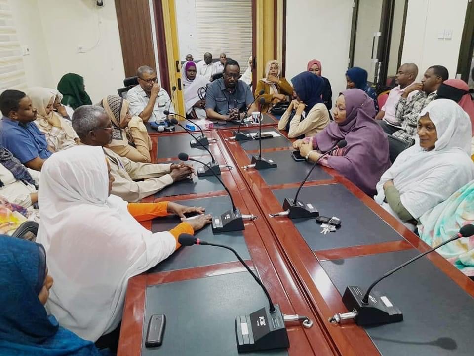 العاملون بالتخطيط العمراني بالجزيرة يقدمون دعما ماديا للقوات المسلحة 10 IMG 1373