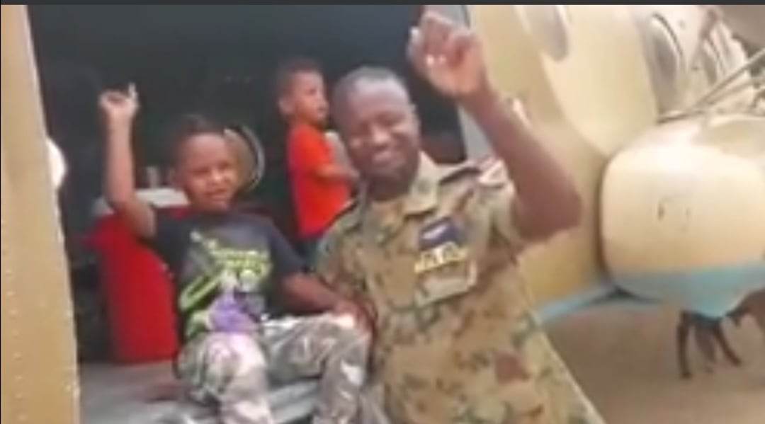 شاهد بالصورة والفيديو.. من داخل الطائرة الحربية..طفل سوداني صغير يكشف لضابط طيار عن أمنيته وحلمه: (حلمي أن أصبح طيار حربي حتى أقاتل الدعامة) 10 353594682 183665331022833 4203483541442514833 n